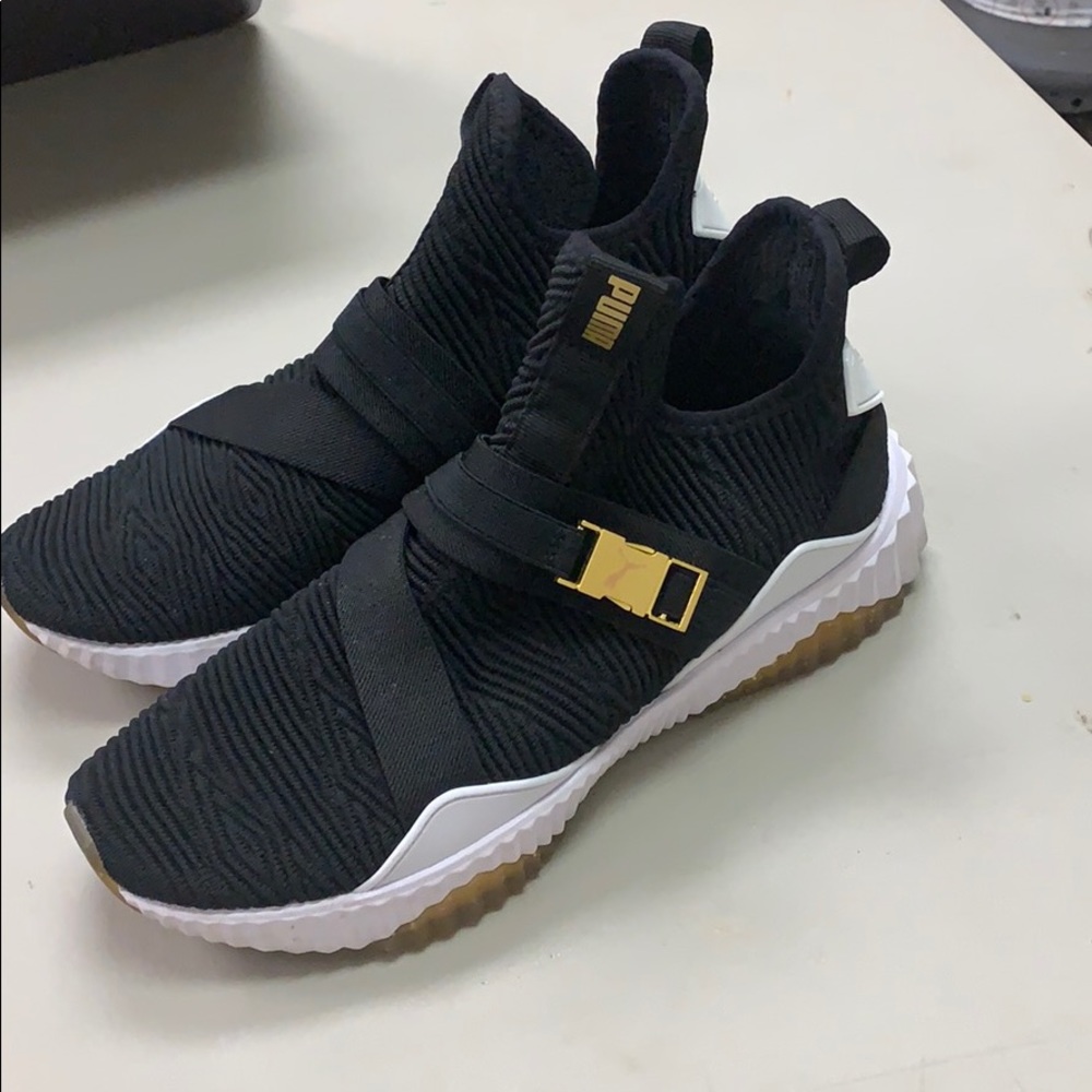 Puma Defy Varsity Mid women’s sneaker